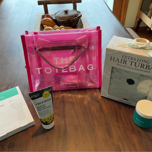 Pink Mesh Tote with Skincare Set - Picture 7 of 7